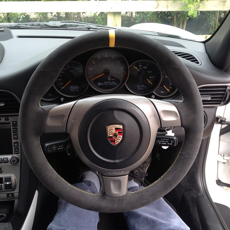 997987-round-airbag-dark-grey-Alcantara-9002-yellow-centre-band-yellow-stithing-1-768x768